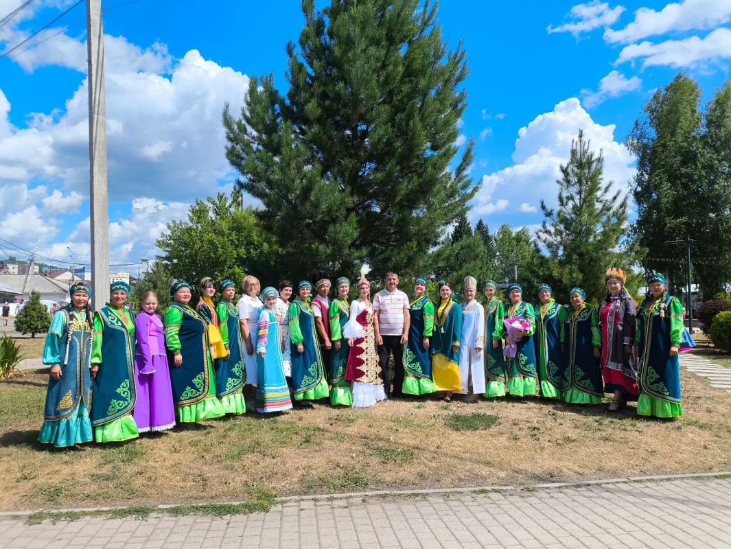 Обошла площадки Эл-Ойына, посмотрела выставку мастеров народных художественных промыслов, ремесленников, посетила творческие и спортивные локации Обошла площадки Эл-Ойына, посмотрела выставку мастеров народных художественных промыслов, ремесленников, посетила творческие и спортивные локации