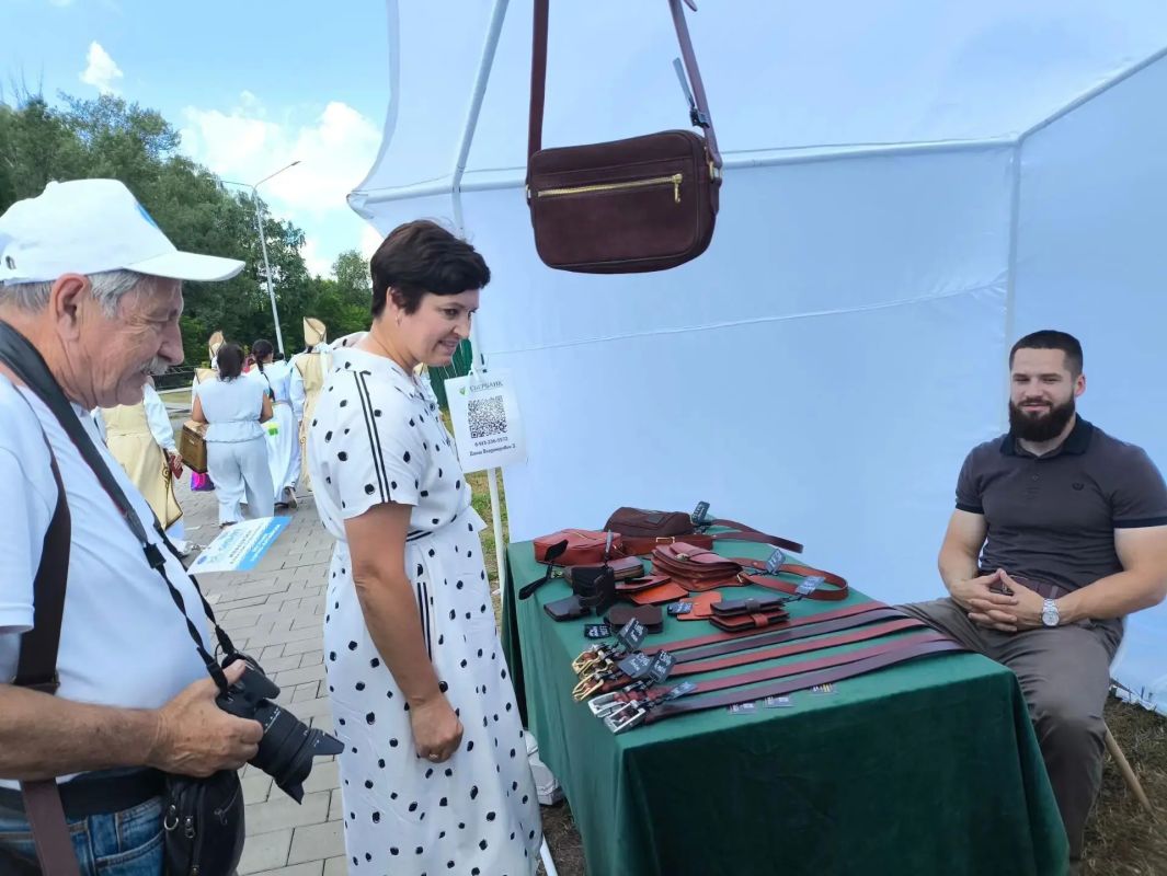 Обошла площадки Эл-Ойына, посмотрела выставку мастеров народных художественных промыслов, ремесленников, посетила творческие и спортивные локации Обошла площадки Эл-Ойына, посмотрела выставку мастеров народных художественных промыслов, ремесленников, посетила творческие и спортивные локации
