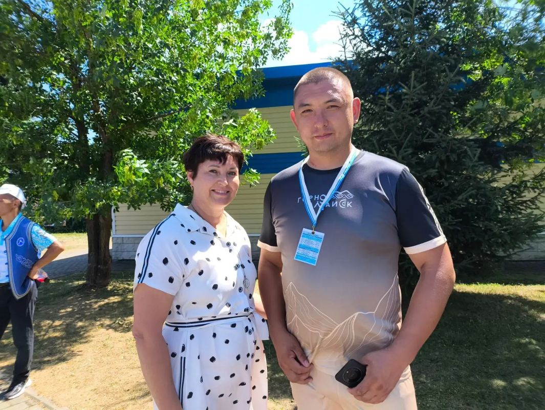 Обошла площадки Эл-Ойына, посмотрела выставку мастеров народных художественных промыслов, ремесленников, посетила творческие и спортивные локации Обошла площадки Эл-Ойына, посмотрела выставку мастеров народных художественных промыслов, ремесленников, посетила творческие и спортивные локации