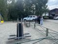 Глава Майминского района Петр Громов вместе с представителями республиканского парламента и местной власти проверил состояние детских игровых зон в райцентре