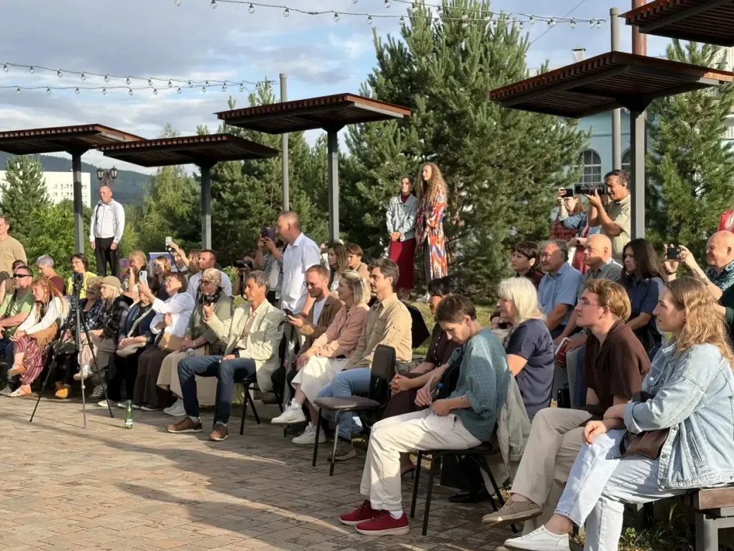 Поэтический фестиваль «Литературная терраса «Страна за Тугаей» в Горно-Алтайске Поэтический фестиваль «Литературная терраса «Страна за Тугаей» в Горно-Алтайске