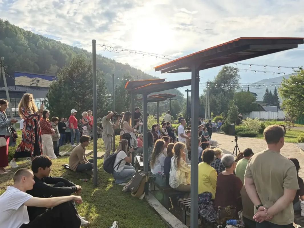 Поэтический фестиваль «Литературная терраса «Страна за Тугаей» в Горно-Алтайске Поэтический фестиваль «Литературная терраса «Страна за Тугаей» в Горно-Алтайске