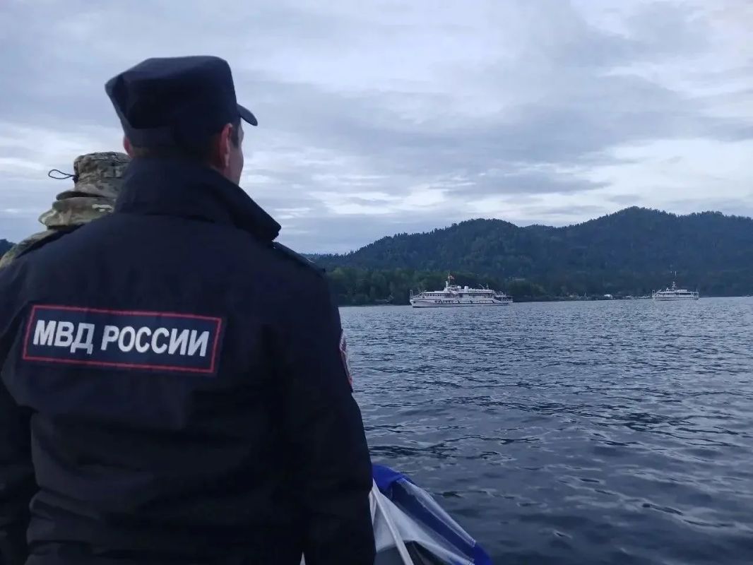 Транспортные полицейские обеспечили правопорядок при проведении Телецкого водного праздника Транспортные полицейские обеспечили правопорядок при проведении Телецкого водного праздника