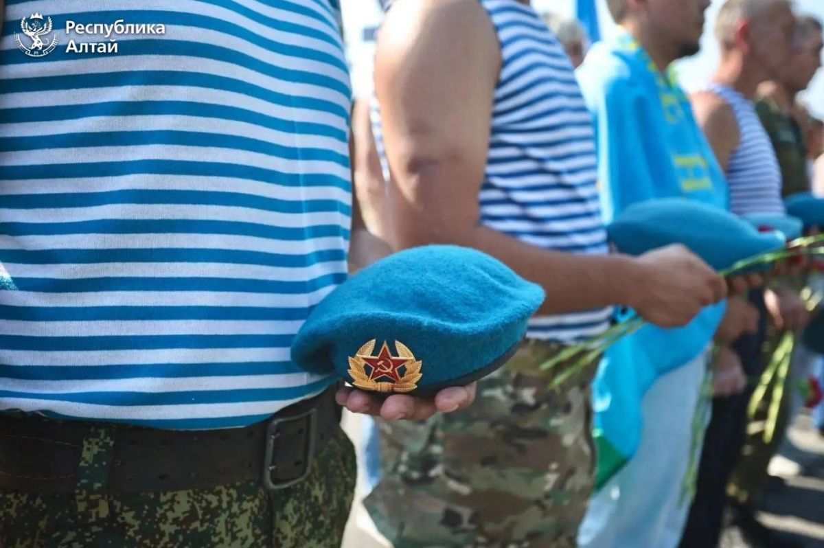 Глава Республики Алтай Андрей Турчак поздравил десантников с праздником Глава Республики Алтай Андрей Турчак поздравил десантников с праздником