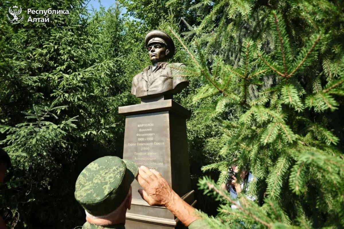 Глава Республики Алтай Андрей Турчак поздравил десантников с праздником Глава Республики Алтай Андрей Турчак поздравил десантников с праздником