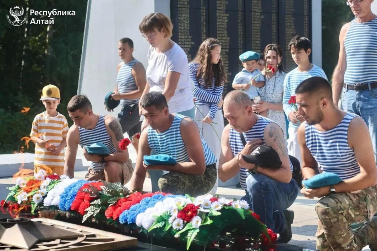 Глава Республики Алтай Андрей Турчак поздравил десантников с праздником Глава Республики Алтай Андрей Турчак поздравил десантников с праздником