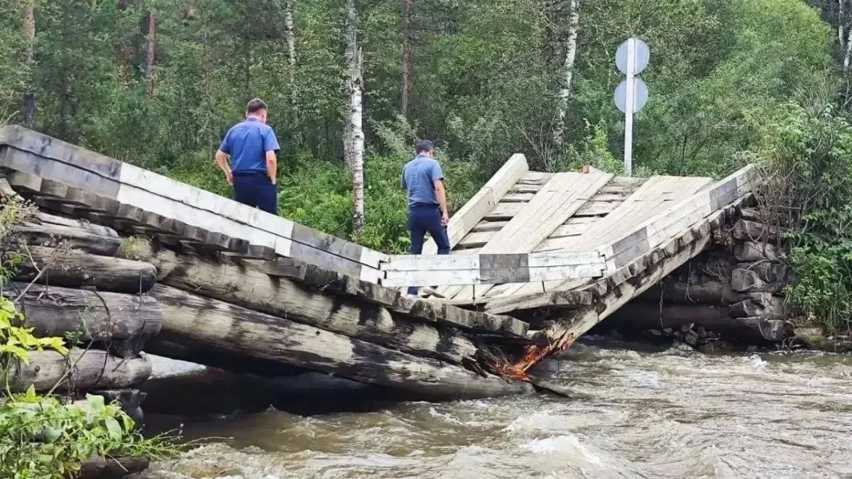 Мост, связывающий села Каракол и Элекмонар в Чемальском районе Республики Алтай, обрушился из-за повышения уровня воды в реке