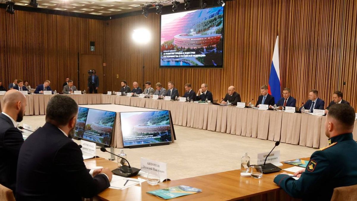Председатель Правительства Российской Федерации Михаил Мишустин провёл совещание о развитии отечественной туристической отрасли Председатель Правительства Российской Федерации Михаил Мишустин провёл совещание о развитии отечественной туристической отрасли