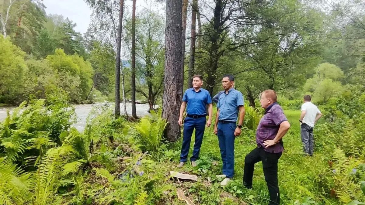 В Чемальском районе из-за подъёма воды в реке Эликманар обрушился мост В Чемальском районе из-за подъёма воды в реке Эликманар обрушился мост