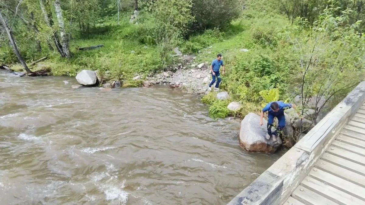 В Чемальском районе из-за подъёма воды в реке Эликманар обрушился мост В Чемальском районе из-за подъёма воды в реке Эликманар обрушился мост
