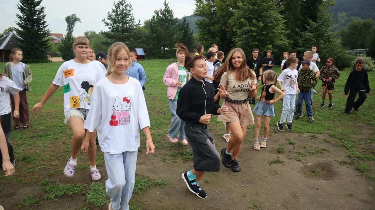 В Горно-Алтайске в рамках Всероссийской акции «Зарядка со стражем порядка» сотрудники полиции, представители общественности и активисты «Движения Первых» организовали для ребят, отдыхающих в детском лагере, спортивный... В Горно-Алтайске в рамках Всероссийской акции «Зарядка со стражем порядка» сотрудники полиции, представители общественности и активисты «Движения Первых» организовали для ребят, отдыхающих в детском лагере, спортивный...