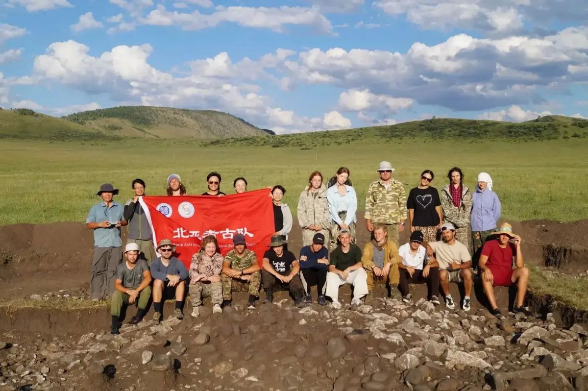 На Алтае археологи обнаружили редкое погребение в каменном ящике На Алтае археологи обнаружили редкое погребение в каменном ящике