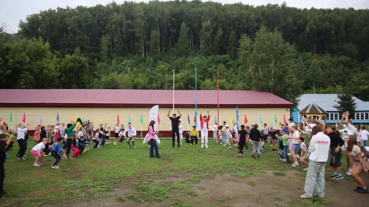В Горно-Алтайске в рамках Всероссийской акции «Зарядка со стражем порядка» сотрудники полиции, представители общественности и активисты «Движения Первых» организовали для ребят, отдыхающих в детском лагере, спортивный... В Горно-Алтайске в рамках Всероссийской акции «Зарядка со стражем порядка» сотрудники полиции, представители общественности и активисты «Движения Первых» организовали для ребят, отдыхающих в детском лагере, спортивный...