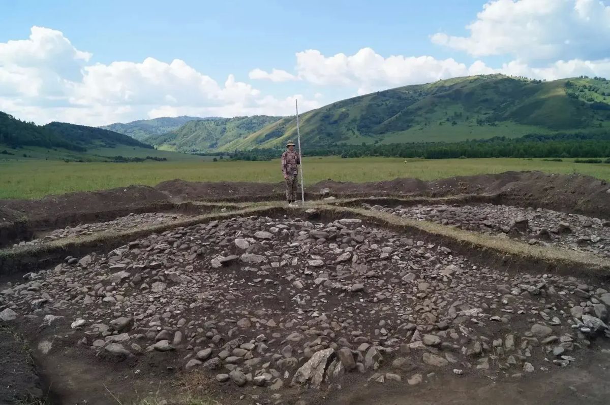 На Алтае археологи обнаружили редкое погребение в каменном ящике На Алтае археологи обнаружили редкое погребение в каменном ящике