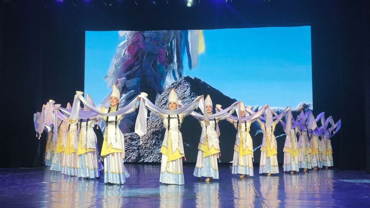 Два прославленных хореографических коллектива – «Алтам» и «Ойраты» – впервые выступили на одной сцене с программой-диалогом традиций в Национальном театре им. П.В. Кучияка Два прославленных хореографических коллектива – «Алтам» и «Ойраты» – впервые выступили на одной сцене с программой-диалогом традиций в Национальном театре им. П.В. Кучияка