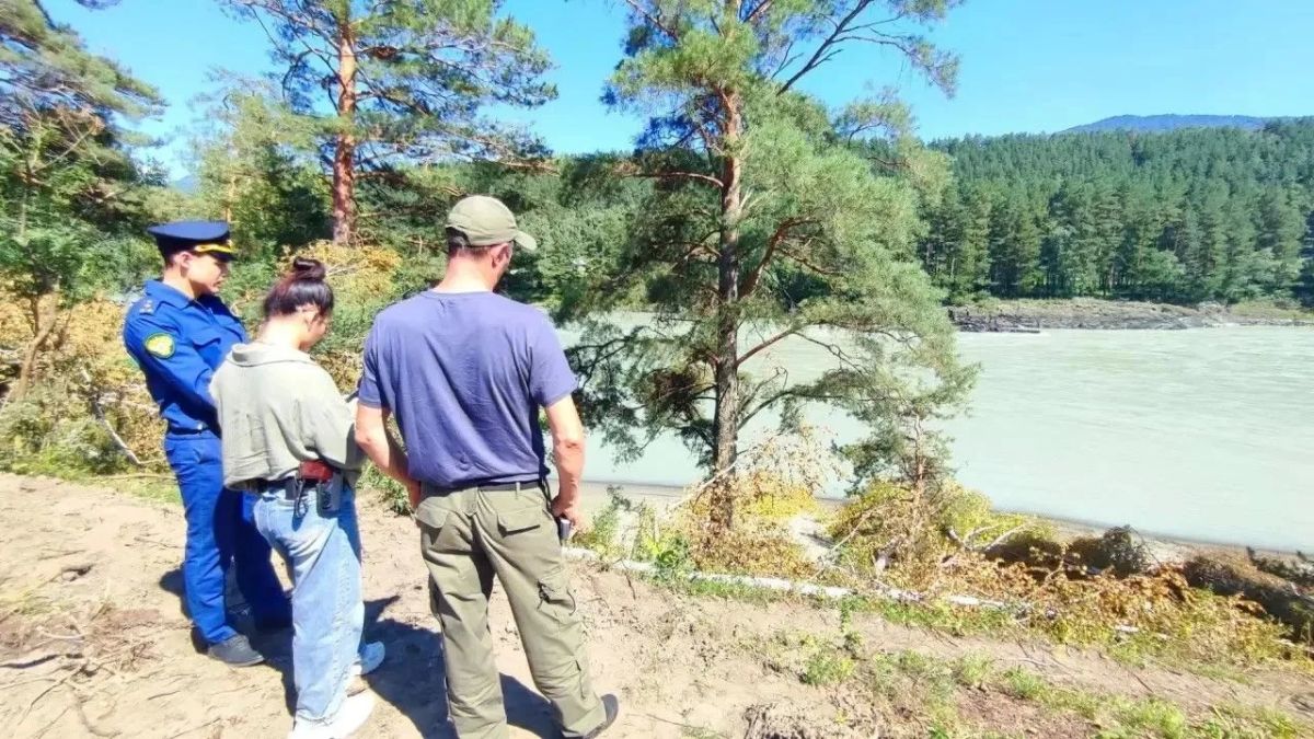 Выездное обследование по видеообращению жителей села Аюла провел глава Чемальского района Айдар Елеков совместно с представителями прокуратуры и лесничества Выездное обследование по видеообращению жителей села Аюла провел глава Чемальского района Айдар Елеков совместно с представителями прокуратуры и лесничества