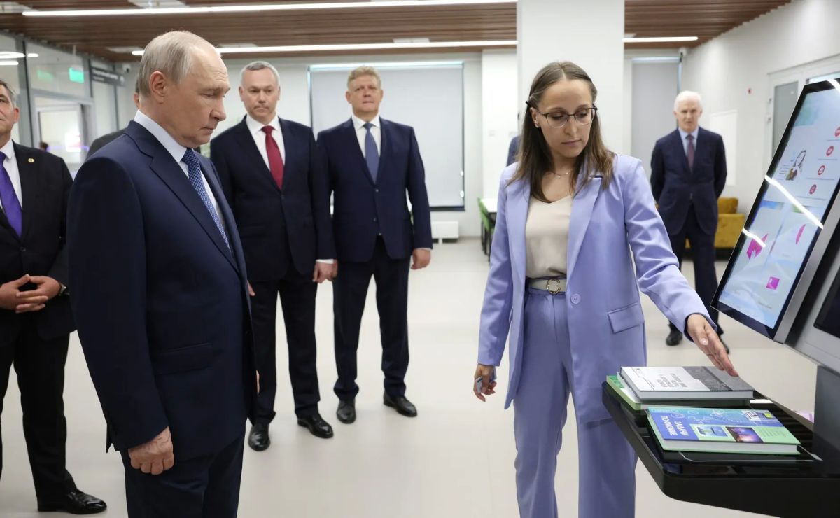 Владимир Путин в Новосибирске встретился со студентами и молодыми учёными Владимир Путин в Новосибирске встретился со студентами и молодыми учёными
