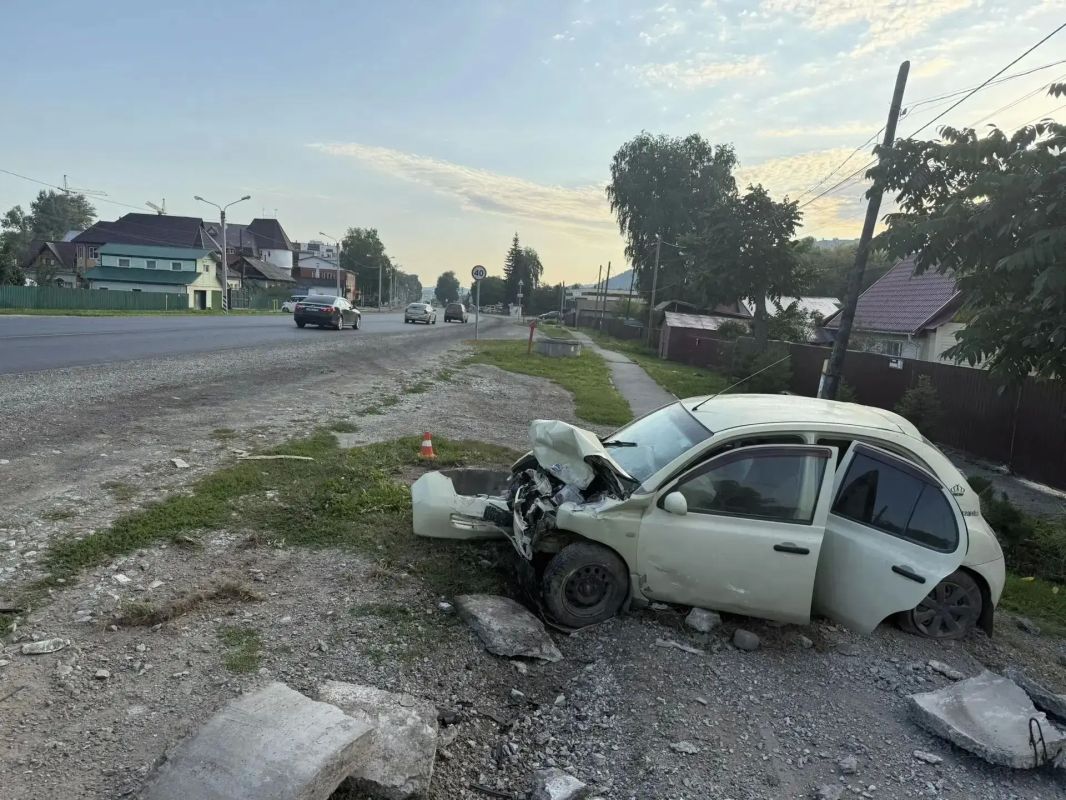 Автоледи в Майме въехала в бетонное ограждение Автоледи в Майме въехала в бетонное ограждение