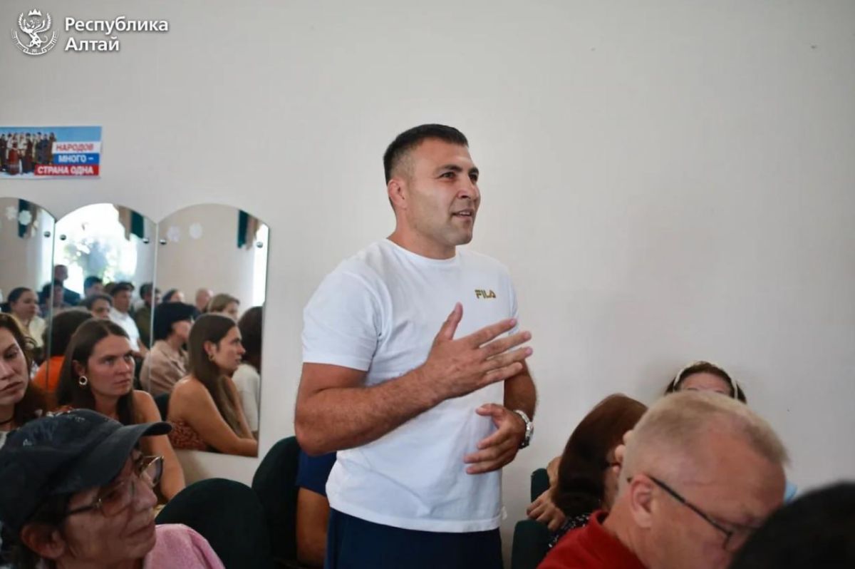 Глава Андрей Турчак провел встречу с жителями села Узнезя в Чемальском районе Глава Андрей Турчак провел встречу с жителями села Узнезя в Чемальском районе