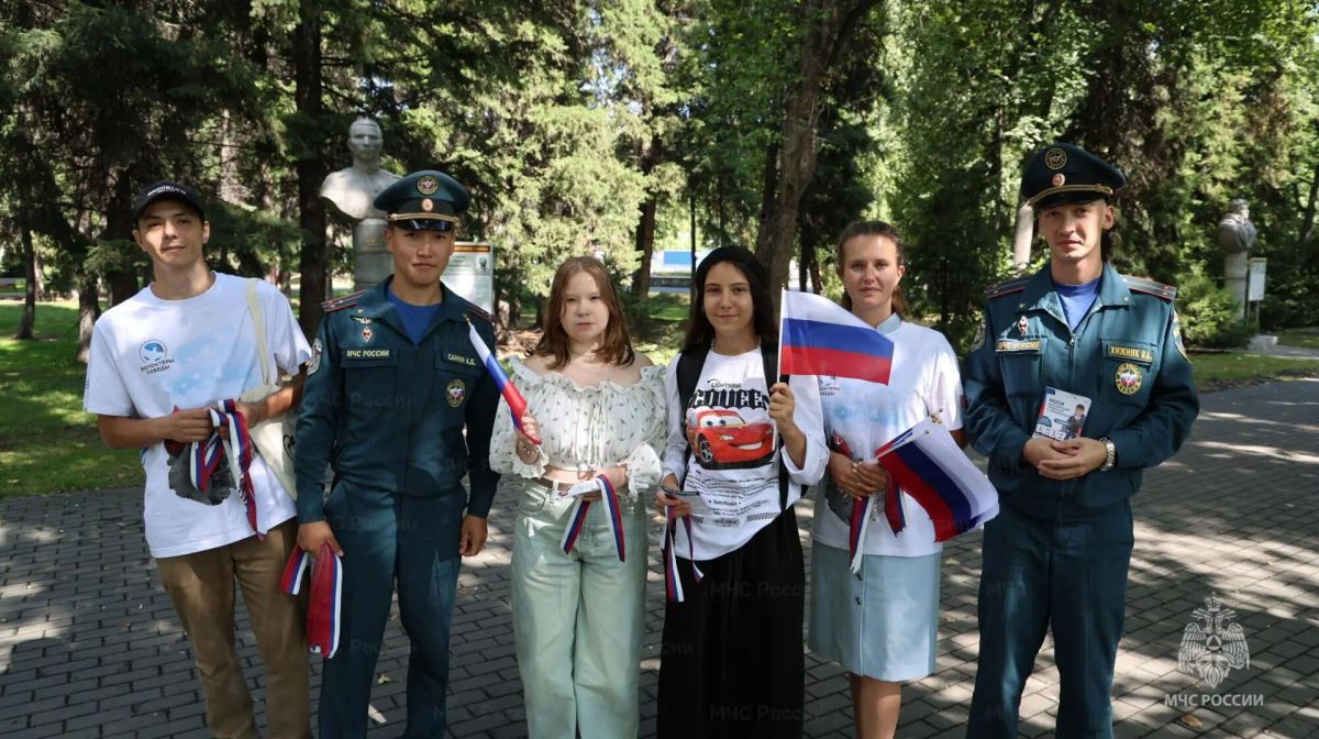 Триколор в сердце каждого: акция ко Дню Государственного флага Триколор в сердце каждого: акция ко Дню Государственного флага