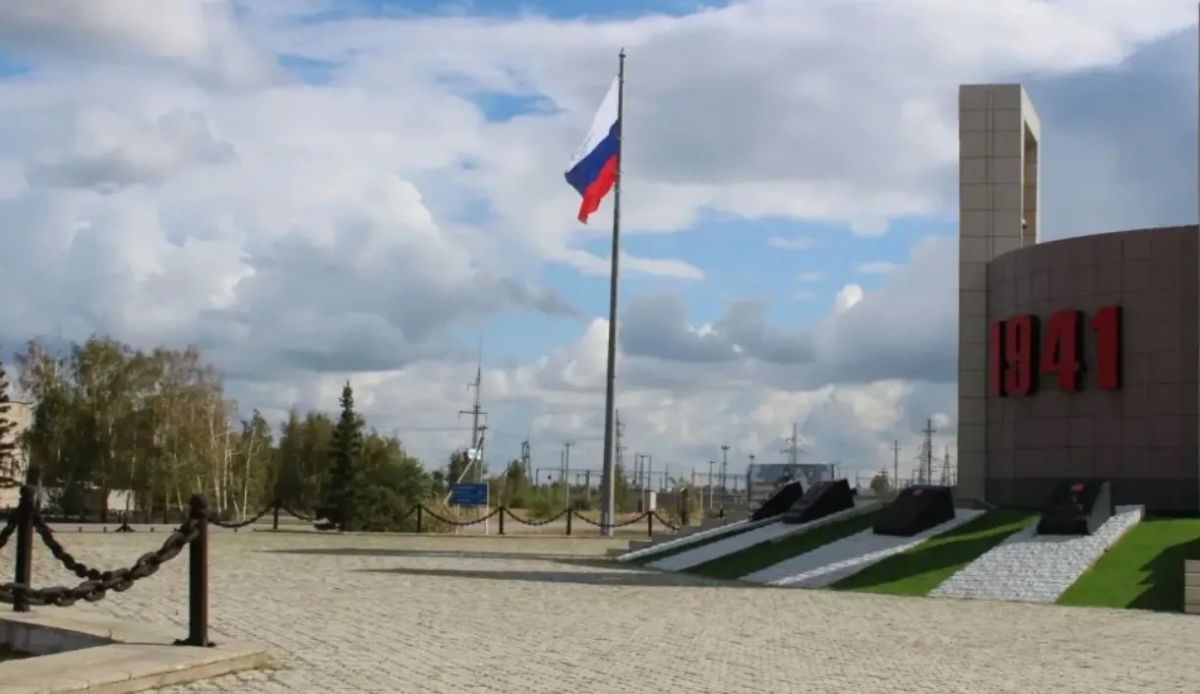 В алтайском селе подняли 30-метровый российский триколор
