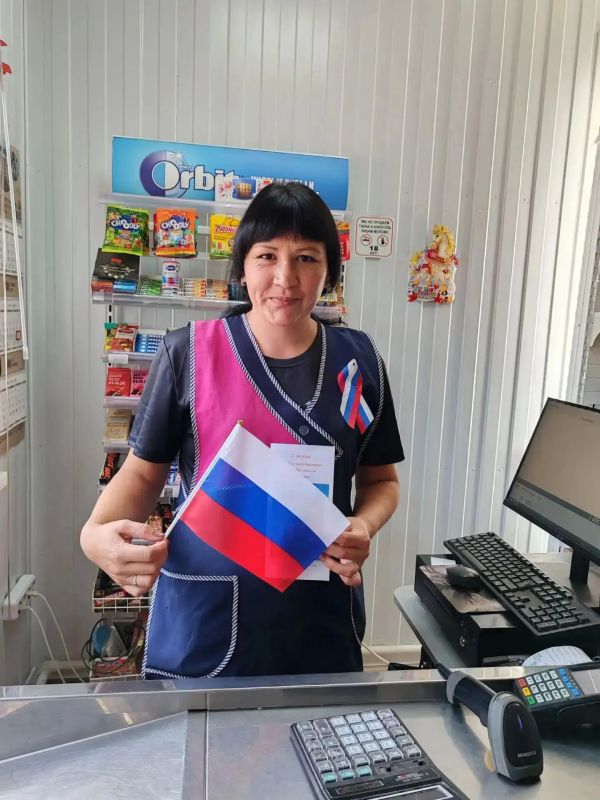 В День Государственного флага Российской Федерации яркую акцию «Триколор в каждый дом» провели в Чепоше В День Государственного флага Российской Федерации яркую акцию «Триколор в каждый дом» провели в Чепоше