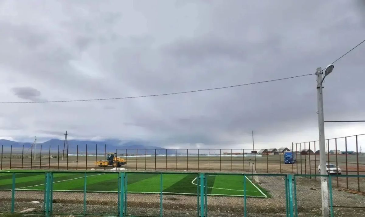 В селе Мухор-Тархата готовят основание под умную спортивную площадку В селе Мухор-Тархата готовят основание под умную спортивную площадку