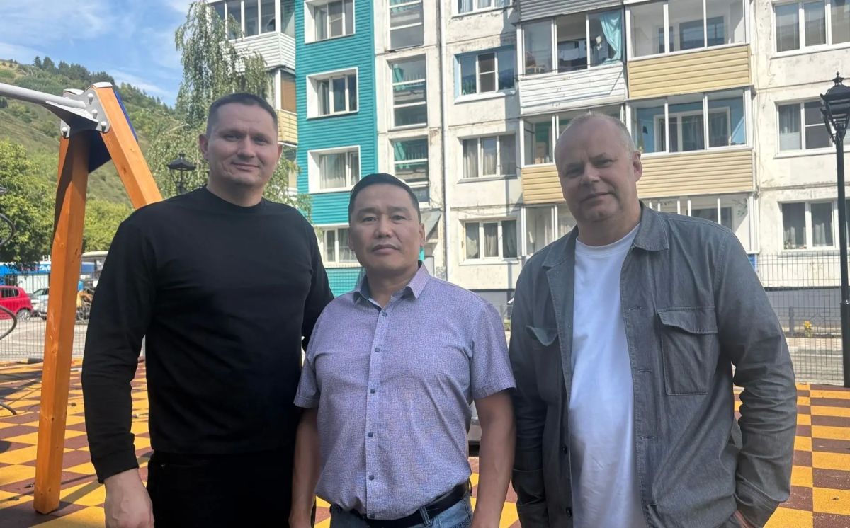 Депутат республиканского парламента Константин Криворученко принял участие в открытии обновленного двора по ул. Алтайской,8 в своем избирательном округе Депутат республиканского парламента Константин Криворученко принял участие в открытии обновленного двора по ул. Алтайской,8 в своем избирательном округе