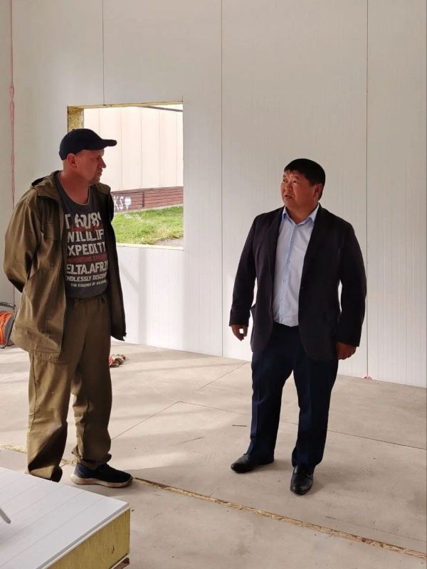 В ходе рабочей поездки в село Акташ глава Улаганского района Айдар Акчин провел выездной приём граждан, где основными стали вопросы предоставления земли льготникам, ограждения кладбища, ямочного ремонта и освещения — все... В ходе рабочей поездки в село Акташ глава Улаганского района Айдар Акчин провел выездной приём граждан, где основными стали вопросы предоставления земли льготникам, ограждения кладбища, ямочного ремонта и освещения — все...