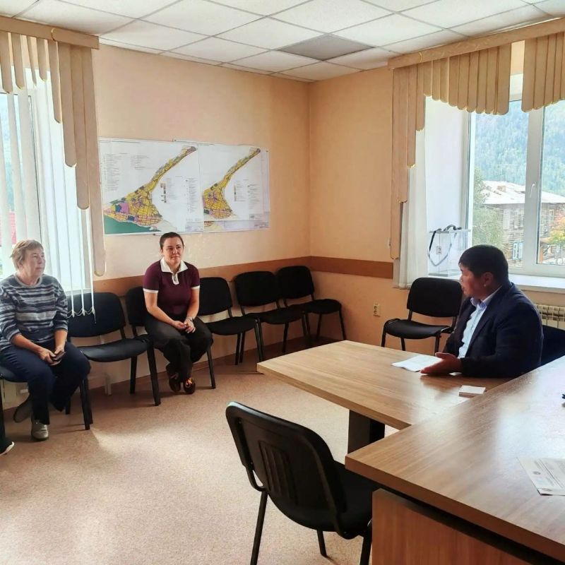 В ходе рабочей поездки в село Акташ глава Улаганского района Айдар Акчин провел выездной приём граждан, где основными стали вопросы предоставления земли льготникам, ограждения кладбища, ямочного ремонта и освещения — все... В ходе рабочей поездки в село Акташ глава Улаганского района Айдар Акчин провел выездной приём граждан, где основными стали вопросы предоставления земли льготникам, ограждения кладбища, ямочного ремонта и освещения — все...