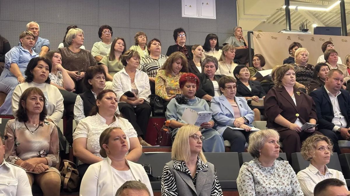 Августовское совещание педагогических работников г. Горно-Алтайска. Пленарное заседание состоялось в школе № 7. Здесь собрались учителя, преподаватели, воспитатели, педагоги дополнительного и дошкольного образования Августовское совещание педагогических работников г. Горно-Алтайска. Пленарное заседание состоялось в школе № 7. Здесь собрались учителя, преподаватели, воспитатели, педагоги дополнительного и дошкольного образования