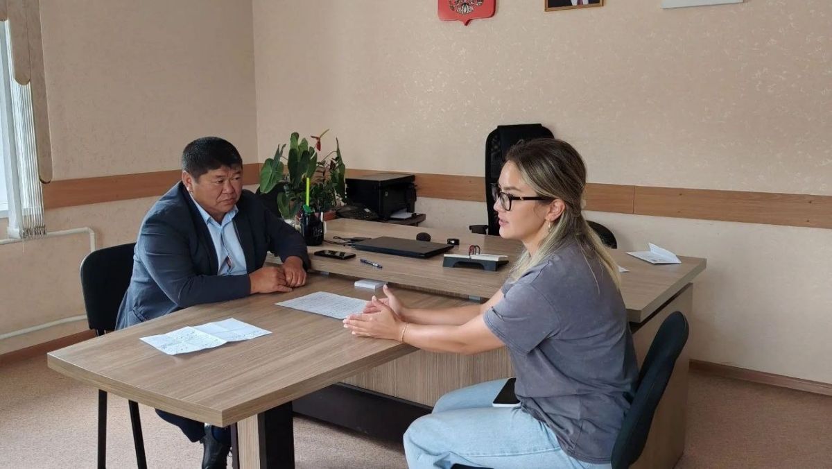 В ходе рабочей поездки в село Акташ глава Улаганского района Айдар Акчин провел выездной приём граждан, где основными стали вопросы предоставления земли льготникам, ограждения кладбища, ямочного ремонта и освещения — все... В ходе рабочей поездки в село Акташ глава Улаганского района Айдар Акчин провел выездной приём граждан, где основными стали вопросы предоставления земли льготникам, ограждения кладбища, ямочного ремонта и освещения — все...