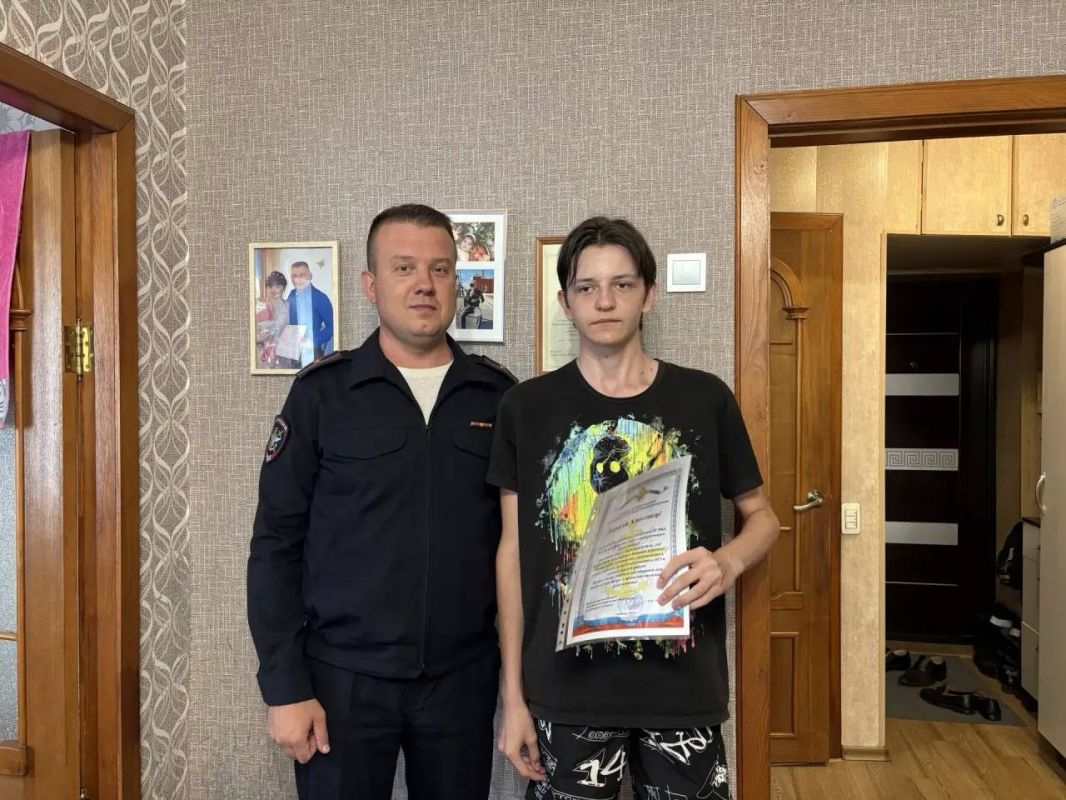 Транспортные полицейские Алтая приняли участие в акции «Помоги собраться в школу» Транспортные полицейские Алтая приняли участие в акции «Помоги собраться в школу»