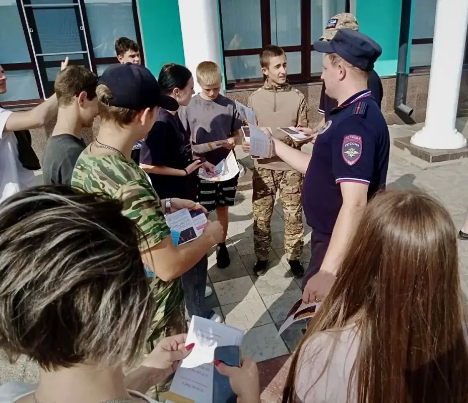 Транспортные полицейские провели экскурсию для детей на станции Славгород Транспортные полицейские провели экскурсию для детей на станции Славгород