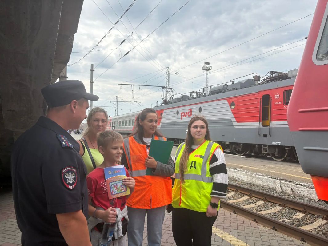 Транспортные полицейские провели экскурсию для детей на станции Славгород Транспортные полицейские провели экскурсию для детей на станции Славгород
