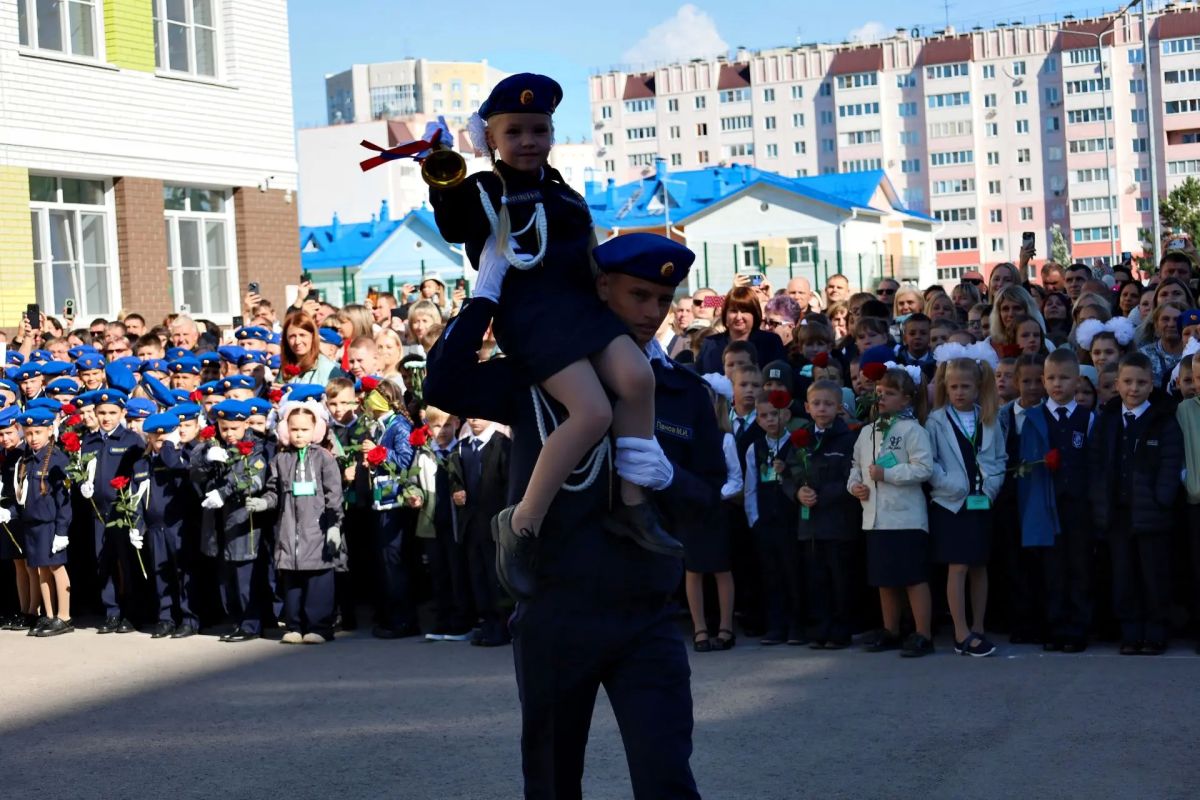 В корпусе на Взлётной торжественно и ярко прошли две праздничные линейки, дав официальный старт новому учебному году! В корпусе на Взлётной торжественно и ярко прошли две праздничные линейки, дав официальный старт новому учебному году!
