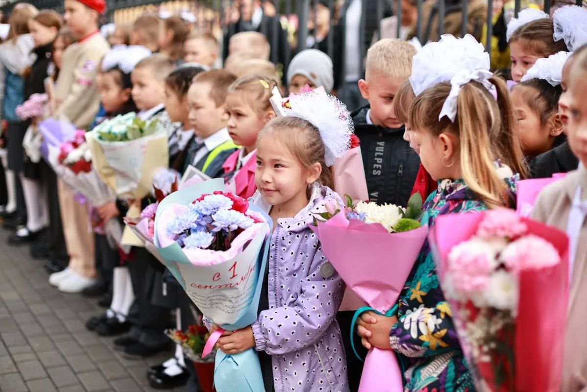 В День знаний в наших школах — настоящий праздник! 37 тысяч учеников, и почти 3 тысячи из них — первоклашки В День знаний в наших школах — настоящий праздник! 37 тысяч учеников, и почти 3 тысячи из них — первоклашки