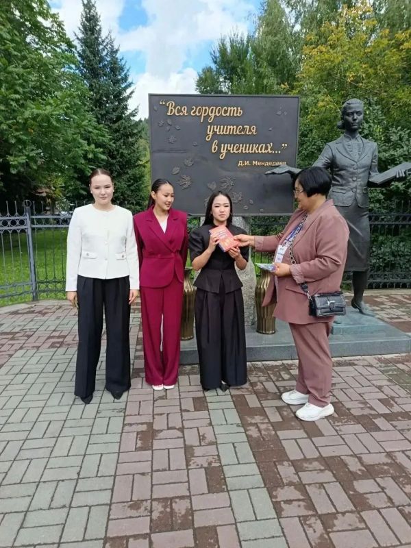 Акция «Бегущая книга» в Горно-Алтайске собрала свыше 250 человек всех возрастов — от школьников до представителей старшего поколения Акция «Бегущая книга» в Горно-Алтайске собрала свыше 250 человек всех возрастов — от школьников до представителей старшего поколения
