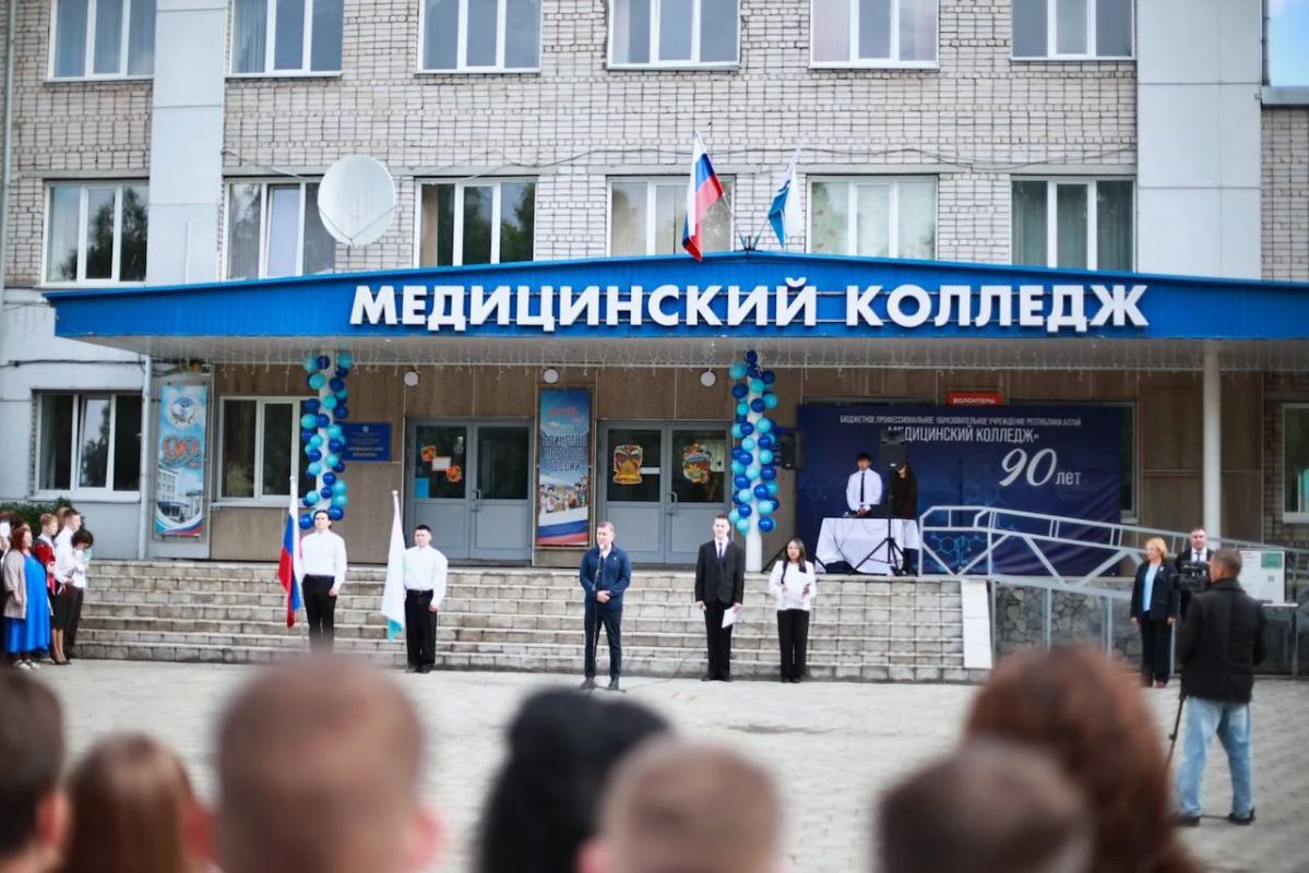Андрей Турчак вручил медаль «Ирбис» медицинскому колледжу Андрей Турчак вручил медаль «Ирбис» медицинскому колледжу
