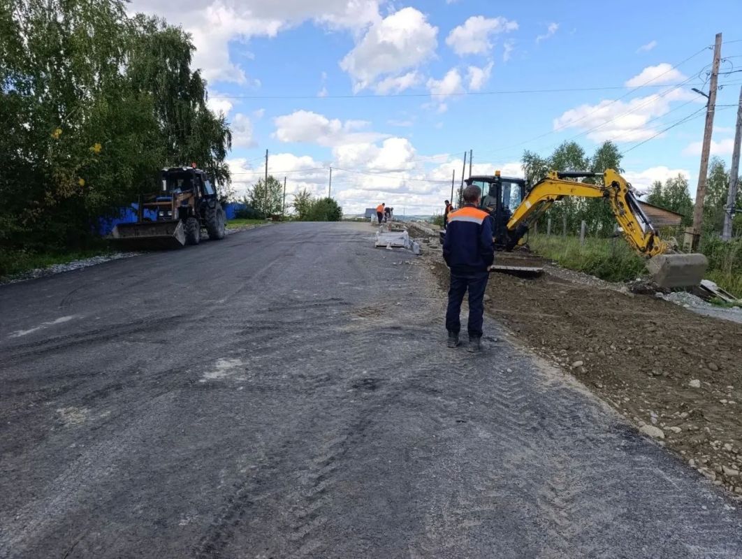 Глава Майминского района Пётр Громов вместе с исполняющим обязанности главы Майминского сельского поселения Анатолием Санаровым проверил ход дорожных работ на острове Южный, в селе Подгорное, а также на улицах Заводской и... Глава Майминского района Пётр Громов вместе с исполняющим обязанности главы Майминского сельского поселения Анатолием Санаровым проверил ход дорожных работ на острове Южный, в селе Подгорное, а также на улицах Заводской и...