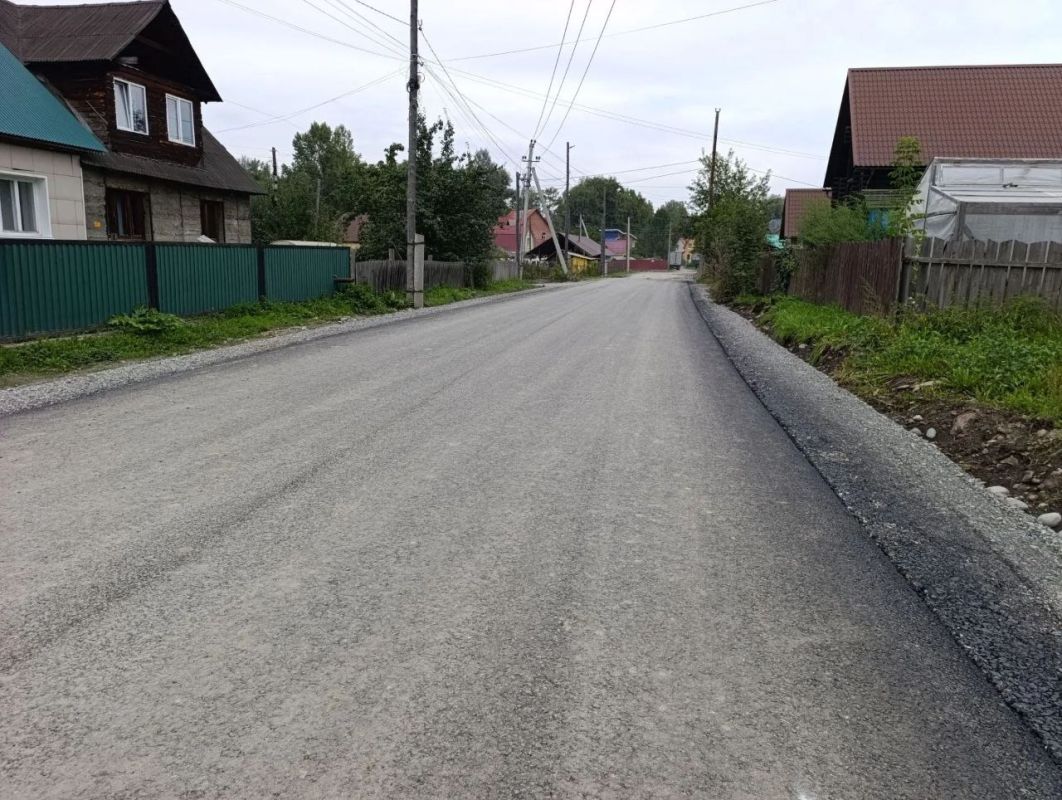 Глава Майминского района Пётр Громов вместе с исполняющим обязанности главы Майминского сельского поселения Анатолием Санаровым проверил ход дорожных работ на острове Южный, в селе Подгорное, а также на улицах Заводской и... Глава Майминского района Пётр Громов вместе с исполняющим обязанности главы Майминского сельского поселения Анатолием Санаровым проверил ход дорожных работ на острове Южный, в селе Подгорное, а также на улицах Заводской и...