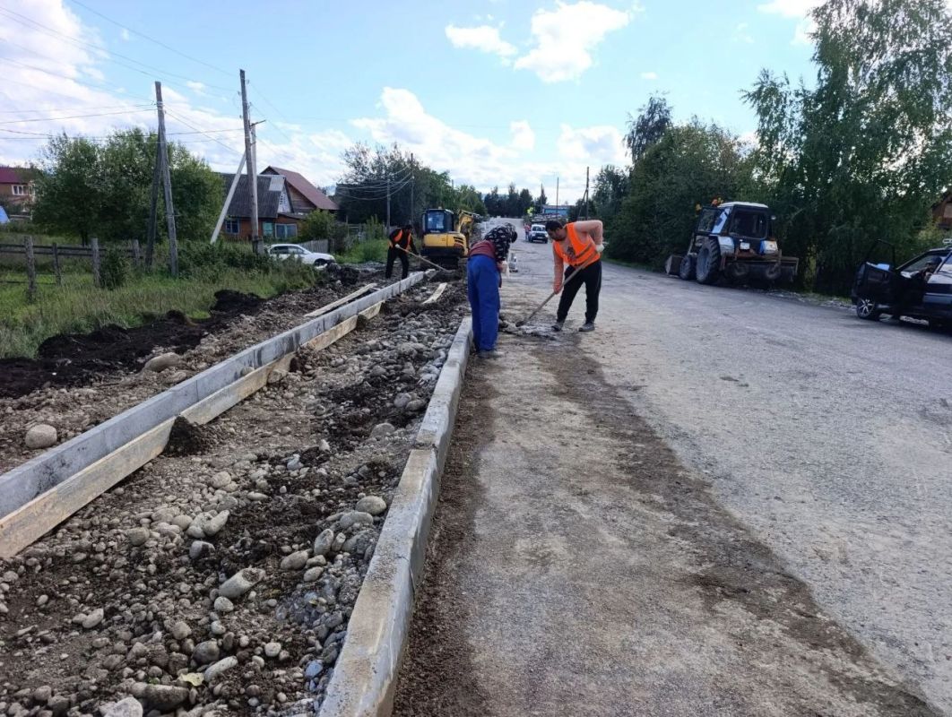 Глава Майминского района Пётр Громов вместе с исполняющим обязанности главы Майминского сельского поселения Анатолием Санаровым проверил ход дорожных работ на острове Южный, в селе Подгорное, а также на улицах Заводской и... Глава Майминского района Пётр Громов вместе с исполняющим обязанности главы Майминского сельского поселения Анатолием Санаровым проверил ход дорожных работ на острове Южный, в селе Подгорное, а также на улицах Заводской и...