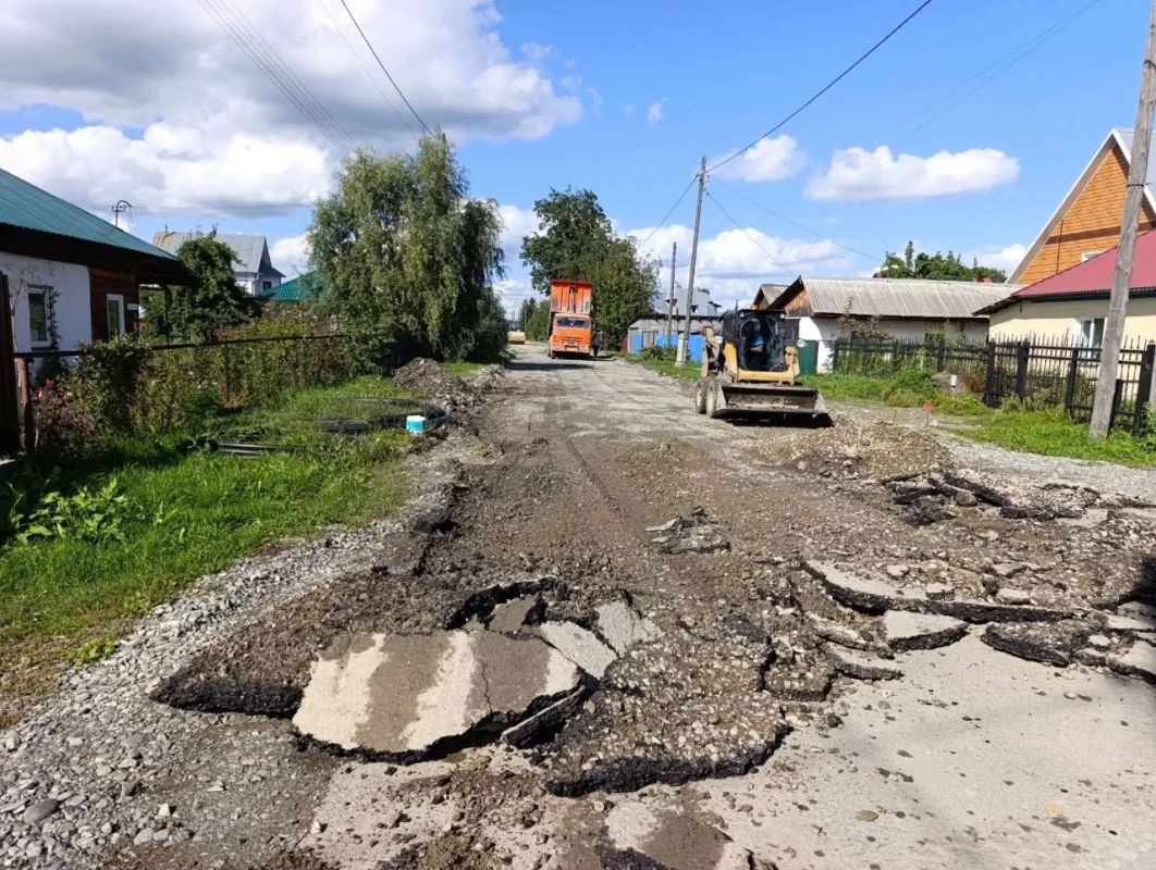 Глава Майминского района Пётр Громов вместе с исполняющим обязанности главы Майминского сельского поселения Анатолием Санаровым проверил ход дорожных работ на острове Южный, в селе Подгорное, а также на улицах Заводской и... Глава Майминского района Пётр Громов вместе с исполняющим обязанности главы Майминского сельского поселения Анатолием Санаровым проверил ход дорожных работ на острове Южный, в селе Подгорное, а также на улицах Заводской и...