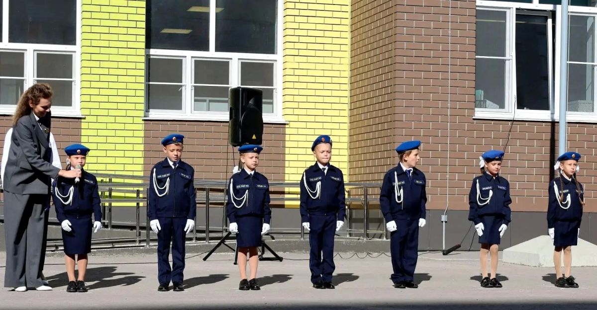 В корпусе на Взлётной торжественно и ярко прошли две праздничные линейки, дав официальный старт новому учебному году! В корпусе на Взлётной торжественно и ярко прошли две праздничные линейки, дав официальный старт новому учебному году!