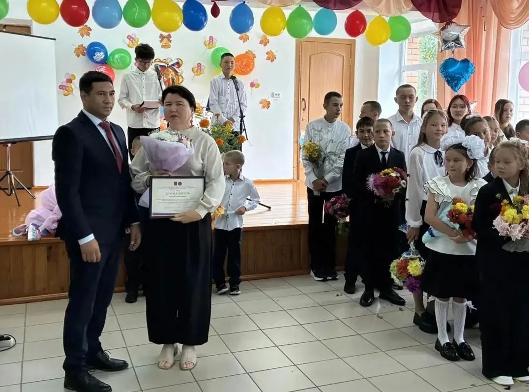 В День знаний в школах и учебных заведениях Республики Алтай прошли торжественные линейки В День знаний в школах и учебных заведениях Республики Алтай прошли торжественные линейки