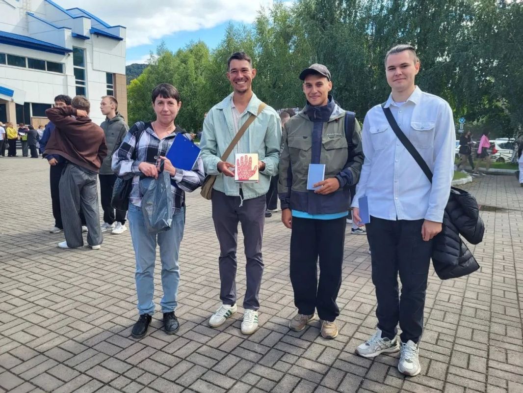 Акция «Бегущая книга» в Горно-Алтайске собрала свыше 250 человек всех возрастов — от школьников до представителей старшего поколения Акция «Бегущая книга» в Горно-Алтайске собрала свыше 250 человек всех возрастов — от школьников до представителей старшего поколения