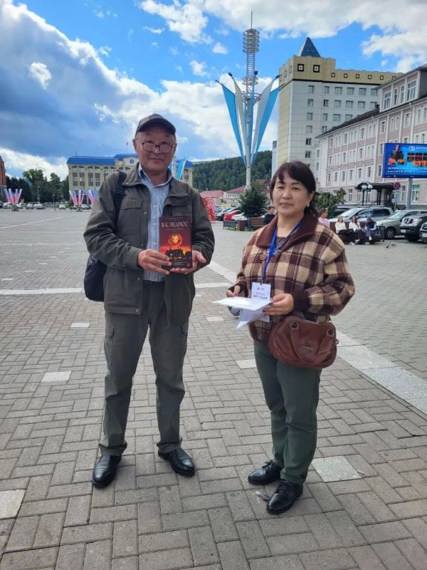 Акция «Бегущая книга» в Горно-Алтайске собрала свыше 250 человек всех возрастов — от школьников до представителей старшего поколения Акция «Бегущая книга» в Горно-Алтайске собрала свыше 250 человек всех возрастов — от школьников до представителей старшего поколения