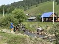 В селе Бешпельтир местные школьники вышли на берег речки и сделали важное дело - очистили его от мусора