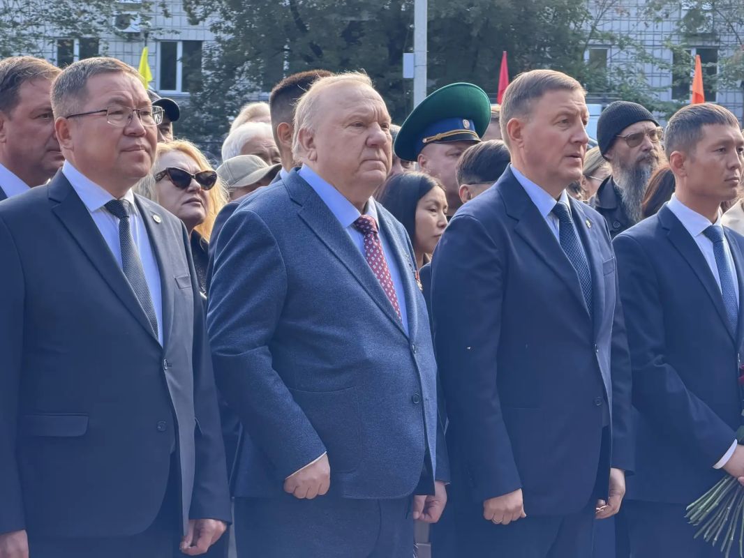Бюсты Героев России Айдара Карабашева и Александра Кускова открыли в Горно-Алтайске Бюсты Героев России Айдара Карабашева и Александра Кускова открыли в Горно-Алтайске
