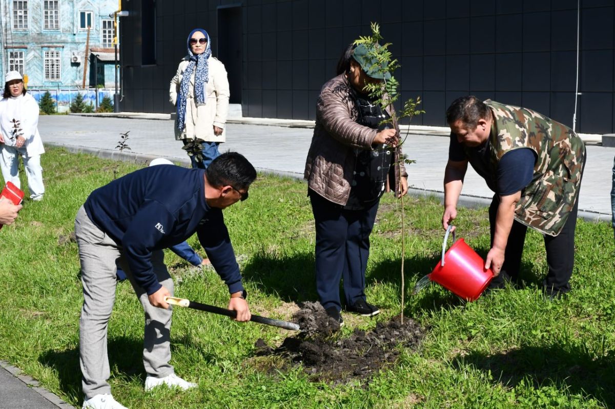 В Горно-Алтайске около Центра культурного развития заложили «Аллею Российского театрального общества» В Горно-Алтайске около Центра культурного развития заложили «Аллею Российского театрального общества»